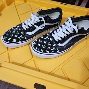 NWOT Vans Black & White sneakers